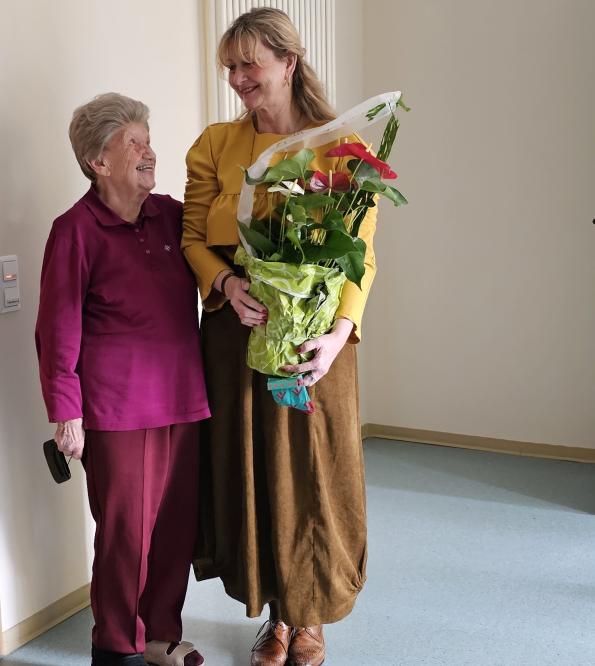 Kathleen Parma gratuliert Elly Mehlhorn zum 100. Geburtstag