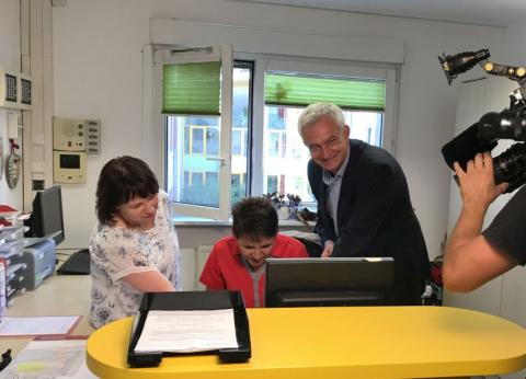 v.l.n.r.: Ines Schröder und Nicole Rittig (beide VS-Dresden) und Landesgeschäftsführer Steffen C. Lemme