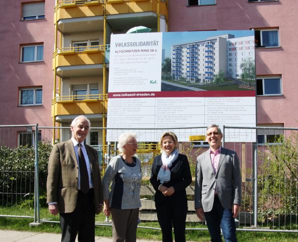 Dr. Rainer Kempe (Vorsitzender der Volkssolidarität Dresden), Jutta Hausmann (neue Bewohnerin Seniorenwohnen), Barbara Klepsch (Sächs. Staatministerin f. Soziales und Verbraucherschutz), Clemens Burschyk (Geschäftsführer Volkssolidarität Dresden)