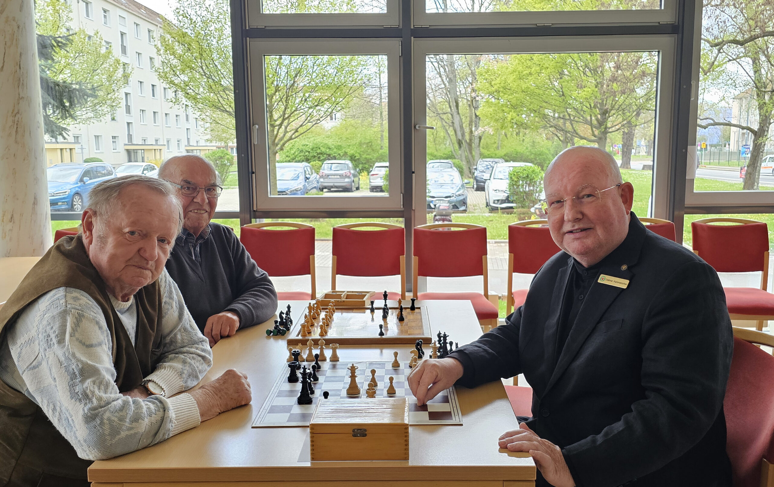Einmal wöchentlich trifft sich Dietmar Kammerschen in der Begegnungsstätte „Amadeus“ zum Schach. Im Bild (v. l. n. r.): Manfred Behrendt, Hannes Terner, Dietmar Kammerschen.