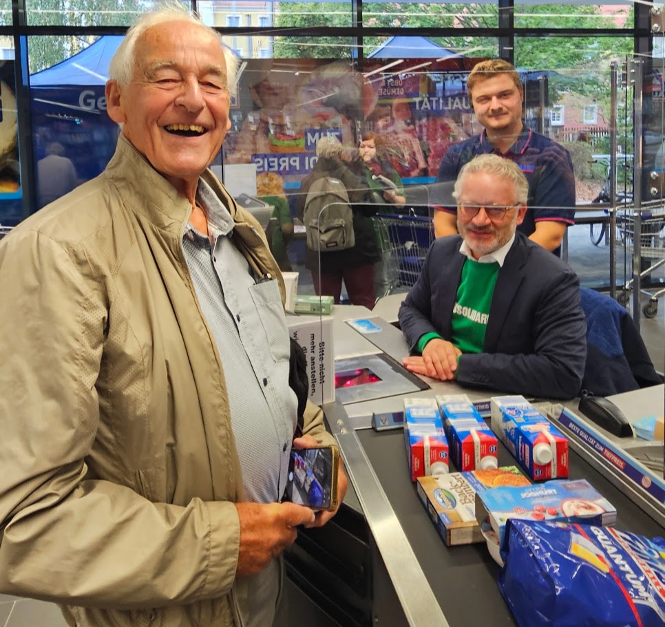 Christian Seifert kassiert am 10. September an der Kasse des ALDI Nord in Dresden Reick.