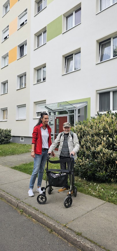 Alltagsbegleiterin Diana Richter mit Heinz Neumann